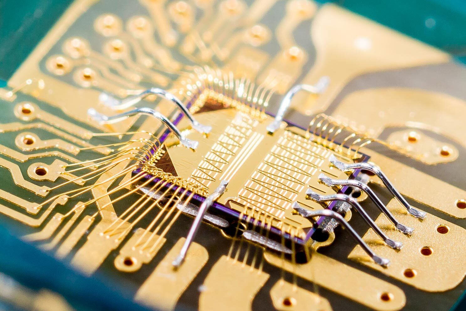 اَفزاره های میکرو و نانو اِلکترونیک (گروه برق _ هیات علمی دانشگاه آزاد اسلامی واحد علوم و تحقیقات تهران) _ دکتر افشین رشید